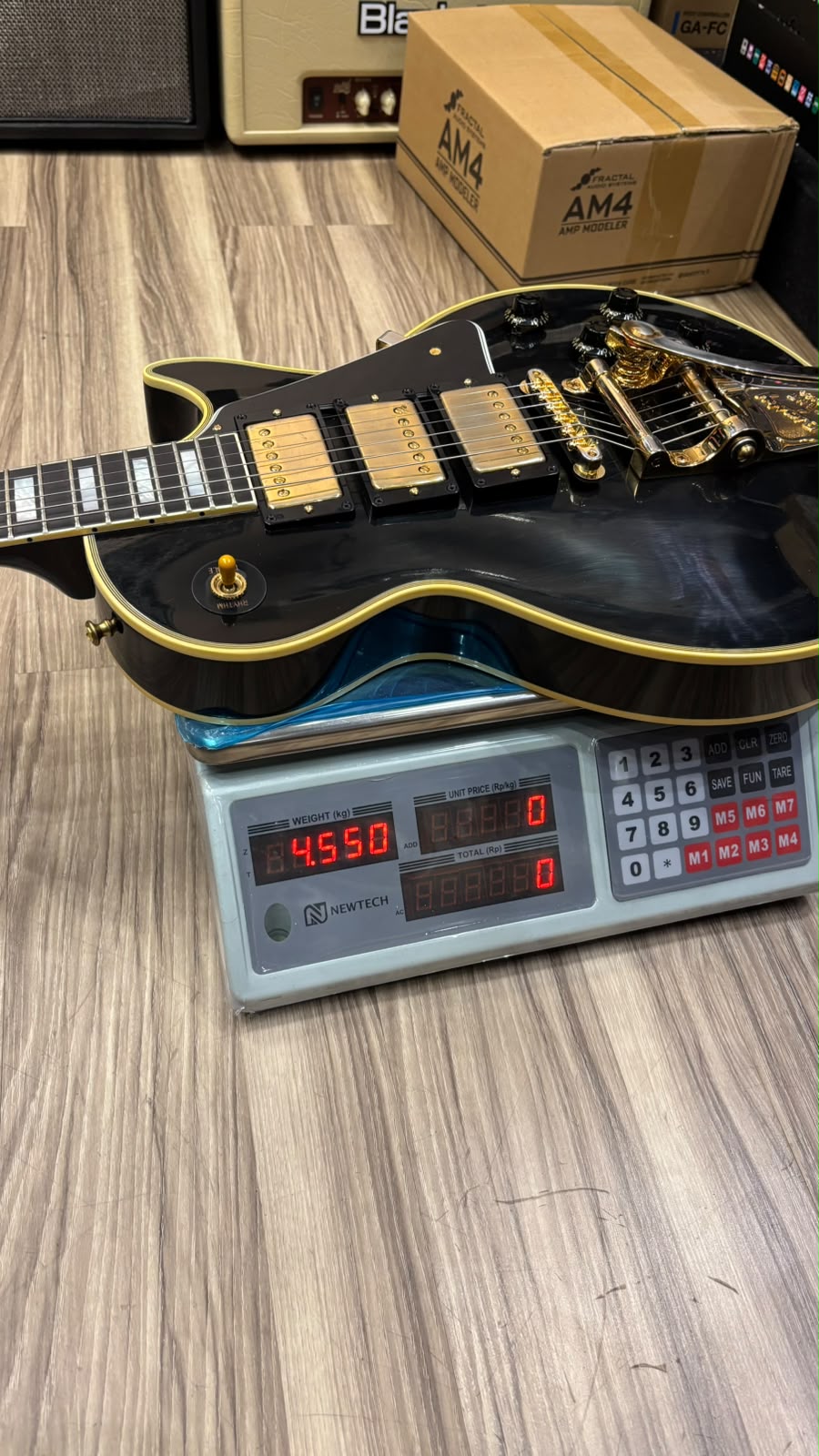 Gibson 1957 Les Paul Custom Reissue 3-Pickup Bigsby in Ebony w