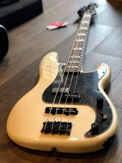 Fender Duff McKagan Deluxe Precision Bass - สีขาวมุก 