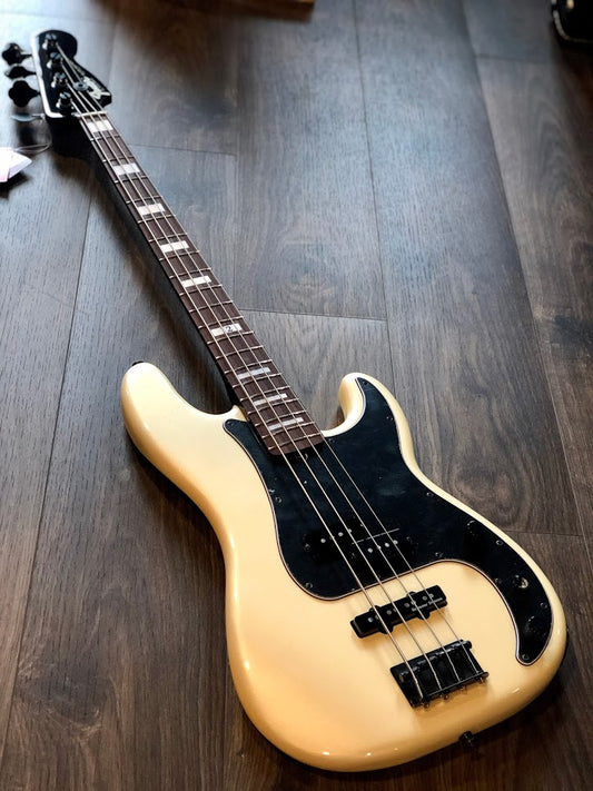 Fender Duff McKagan Deluxe Precision Bass - สีขาวมุก 