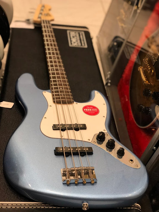 Squier affinity Jazz Bass with Laurel FB in Lake Placid Blue