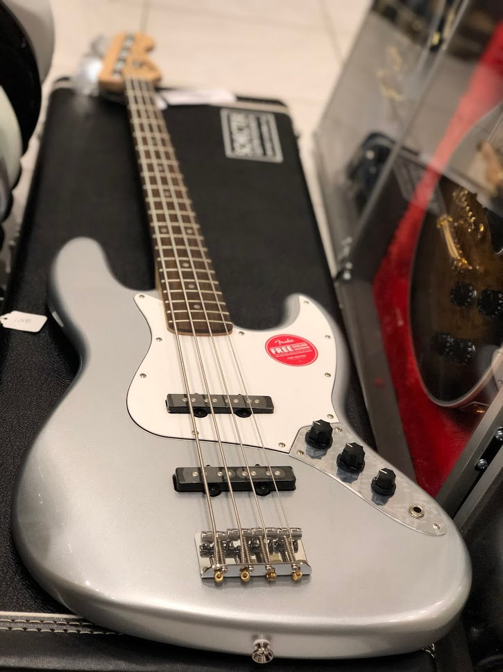 Squier affinity Jazz Bass with Laurel FB in Slick Silver