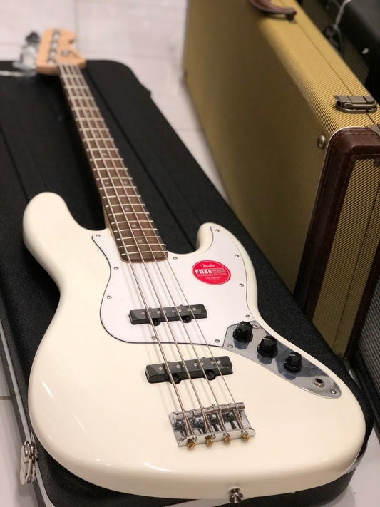 Squier affinity Jazz Bass with Laurel FB in Vintage White