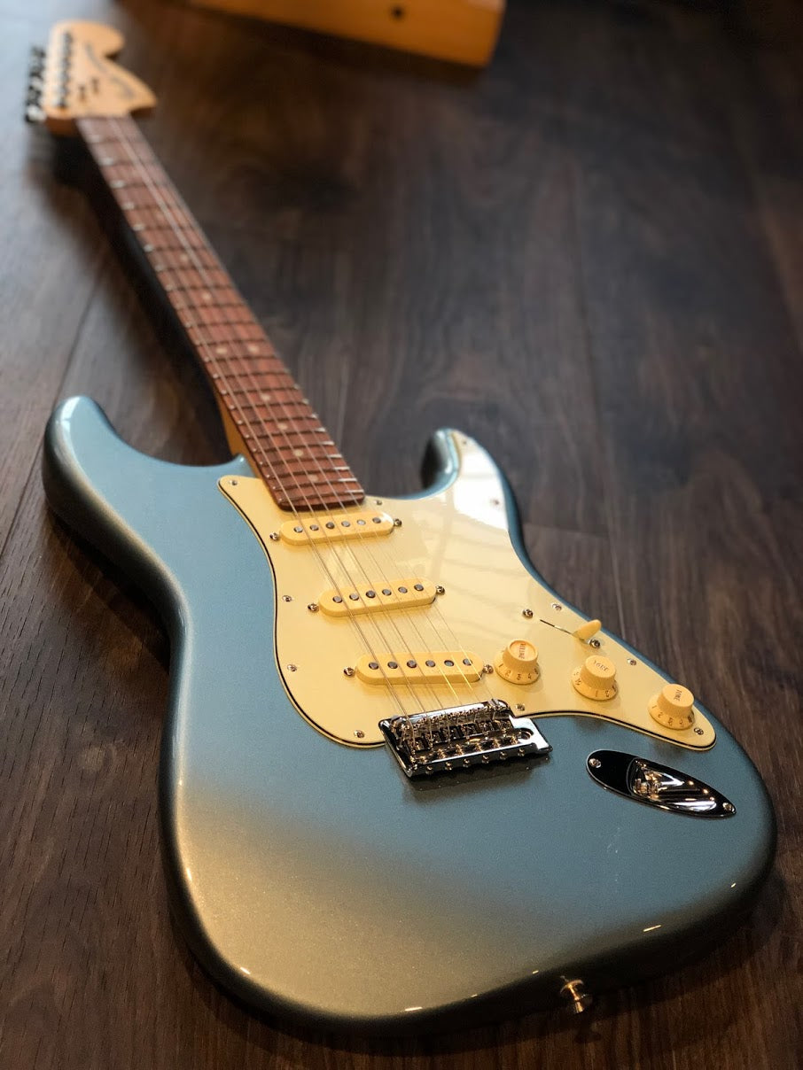Fender Deluxe Roadhouse Stratocaster Rosewood Mystic Ice Blu