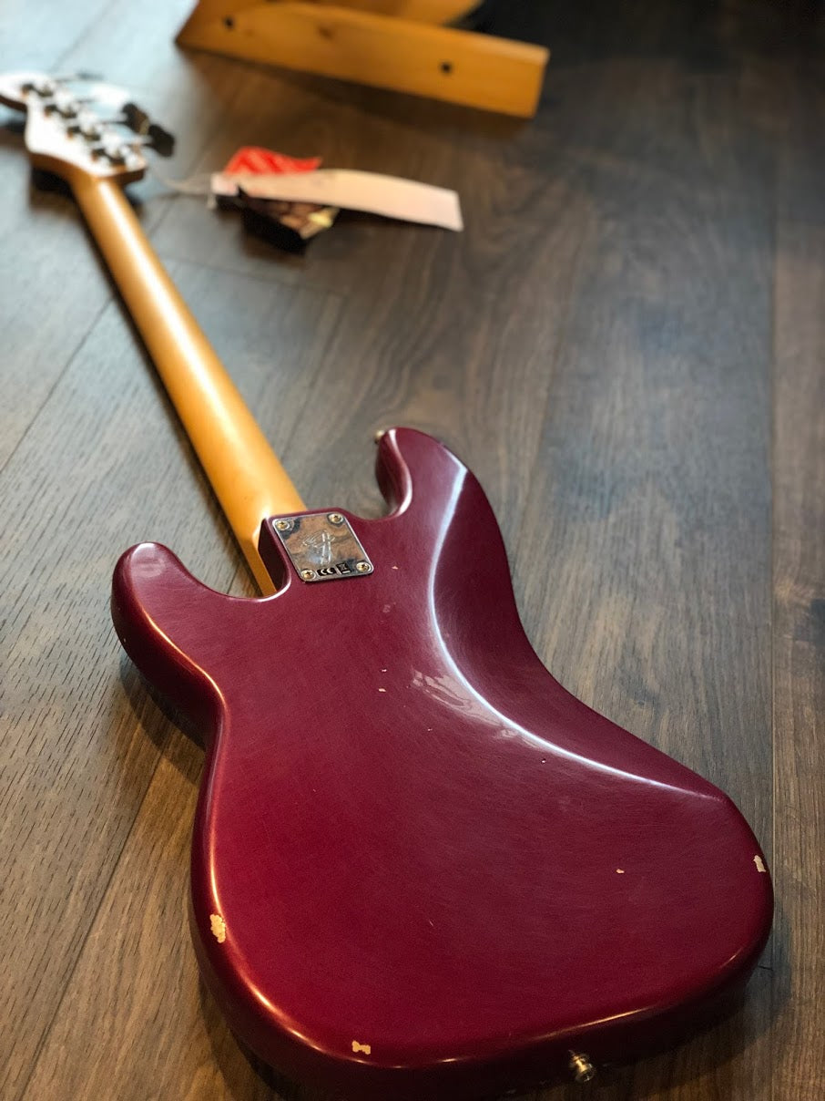 Fender Signature Nate Mendel Road สวมใส่เบสที่มีความแม่นยำใน Candy Apple Red