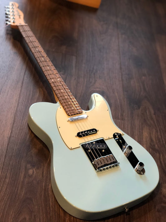 Fender Deluxe Nashville Telecaster Pau Ferro in Daphne Blue