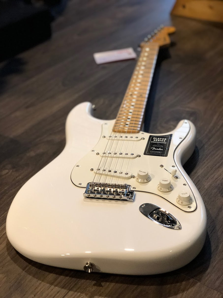 Fender Player Series Stratocaster in Polar White with Maple FB
