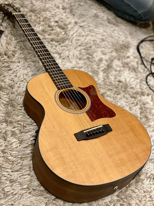 Cort Little CJ พร้อมกระเป๋าใน Open Pore Natural