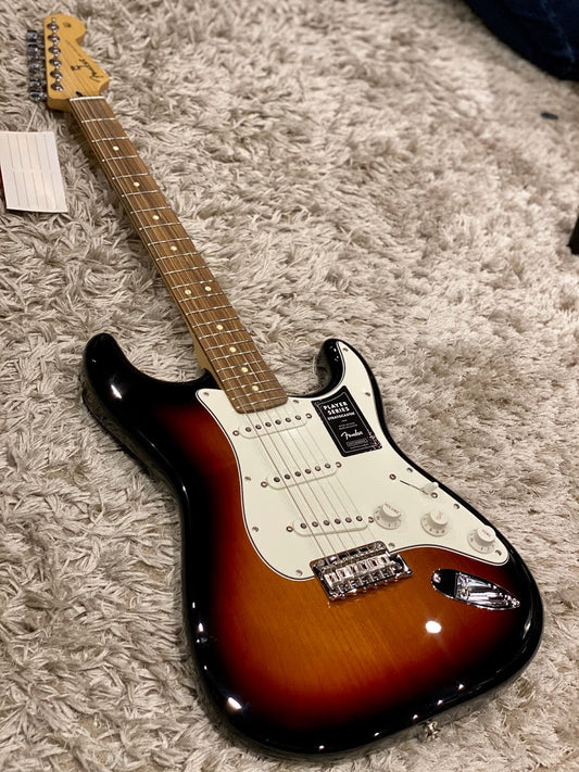 Fender Player Series Stratocaster Pau Ferro ใน Three Tone Sunburst