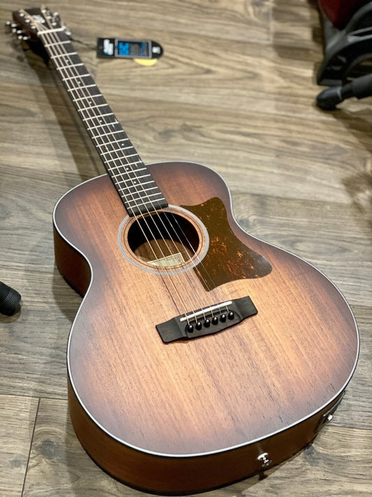 Cort Little CJ Blackwood พร้อมกระเป๋าใน Open Pore Light Burst