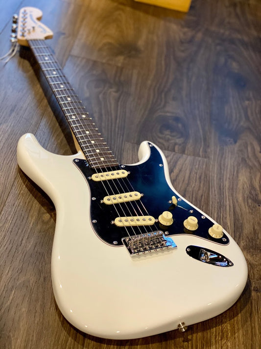 Fender American Performer Stratocaster พร้อม Rosewood FB สี Arctic White 