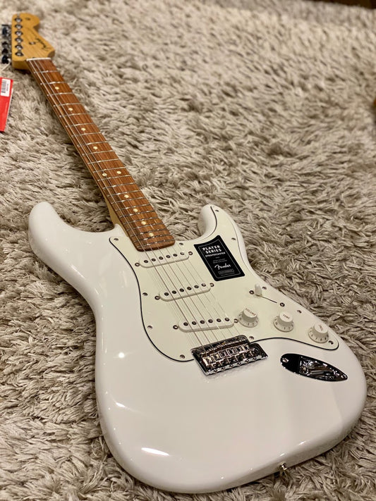 Fender Player Series Stratocaster PF in Polar White