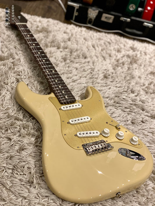 Fender Limited Edition American Professional Stratocaster Rosewood FB in Dessert Sand