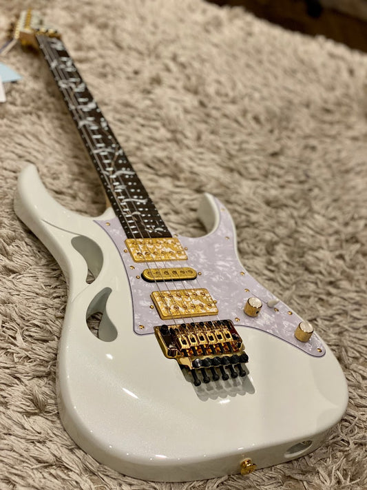 กีต้าร์ PIA ซิกเนเจอร์ของ Ibanez Steve Vai สี Stallion White