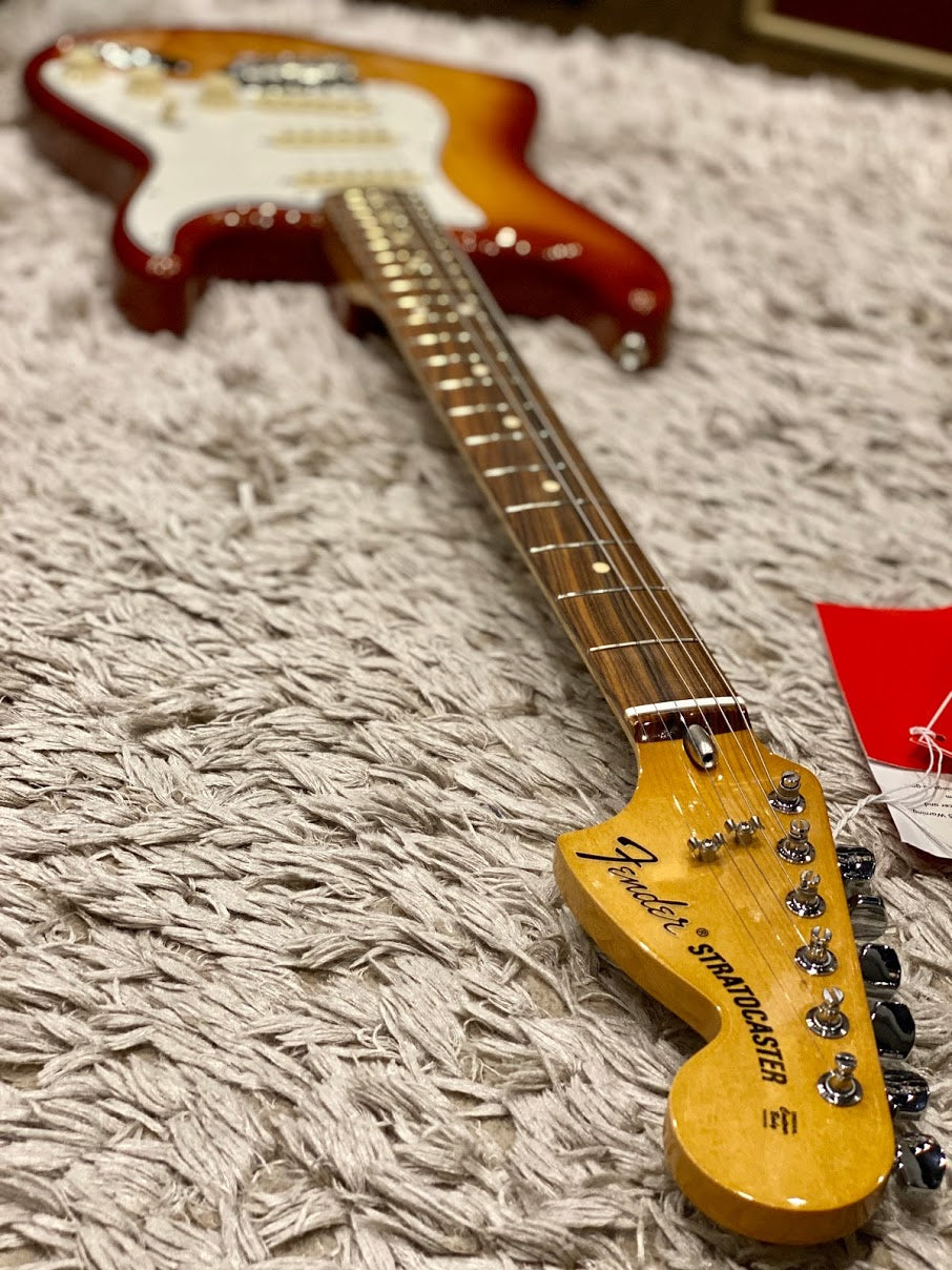 Fender Vintera 70s Stratocaster พร้อม Pau Ferro FB สี Sienna Sunburst