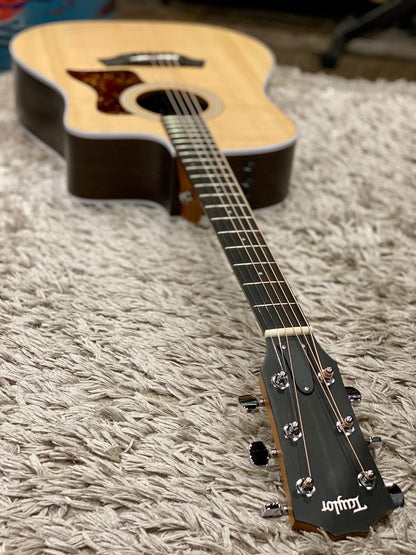 Taylor 210ce Rosewood/Spruce in Natural