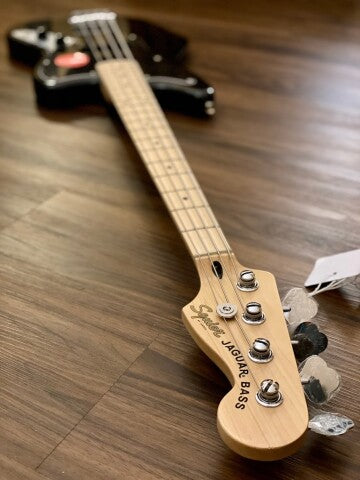 Squier Affinity Series Jaguar Bass พร้อม Maple FB สีดำ