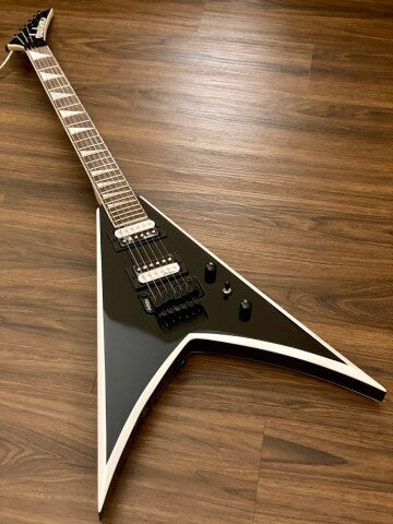 Jackson JS Series King V JS32 with Amaranth FB in Black with White Bevels