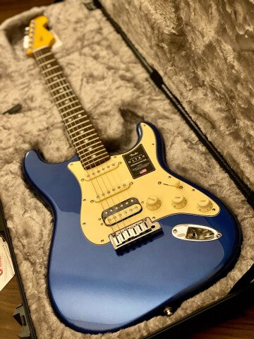 Fender American Ultra Stratocaster HSS - Cobra Blue พร้อมฟิงเกอร์บอร์ดไม้โรสวูด 