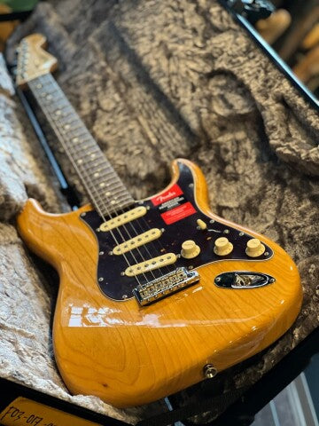 Fender Limited Edition American Professional Ash Stratocaster พร้อม RW FB สี Antique Natural