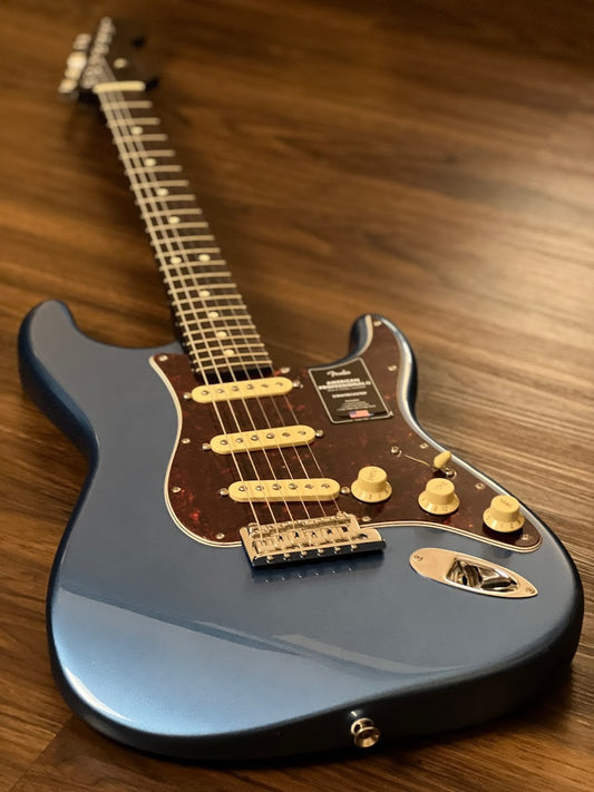 Fender Limited Edition American Professional II Stratocaster พร้อมคอ Rosewood ใน Lake Placid Blue 