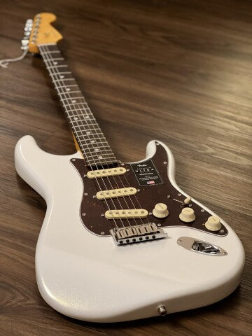 Fender American Ultra Stratocaster พร้อม Rosewood FB สี Arctic Pearl