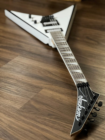Jackson JS Series King V JS32 with Amaranth FB in White with Black Bevels