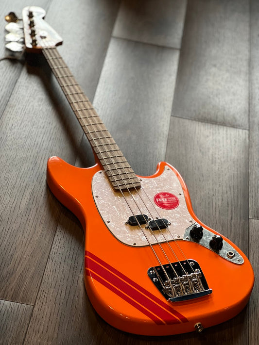 Squier FSR Classic Vibe 60s Competition Mustang Bass พร้อม Dakota Red Stripes ในสีส้ม Capri 