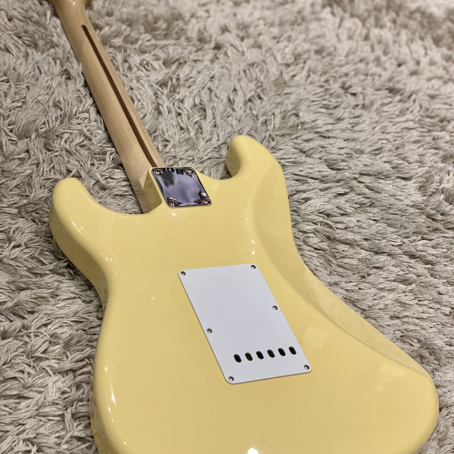 Fender Artist Yngwie Malmsteen Strat สแกลลอป Rosewood Neck ใน Vintage White