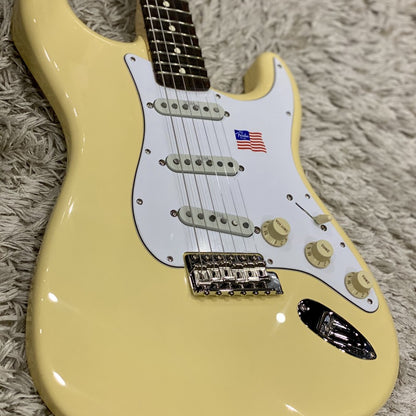 Fender Artist Yngwie Malmsteen Strat สแกลลอป Rosewood Neck ใน Vintage White