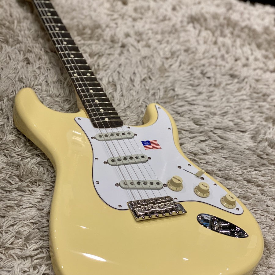 Fender Artist Yngwie Malmsteen Strat Scalloped Rosewood Neck in Vintage White