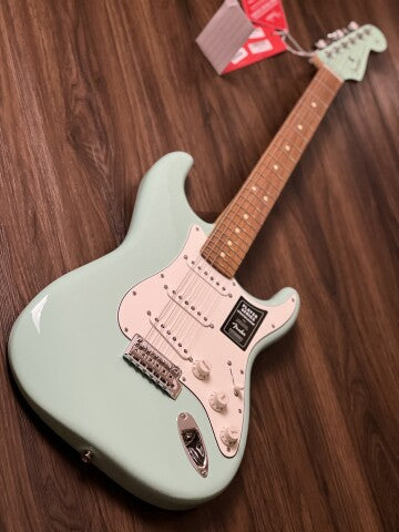 Fender Player Series Stratocaster with Pau Ferro FB in Surf Green