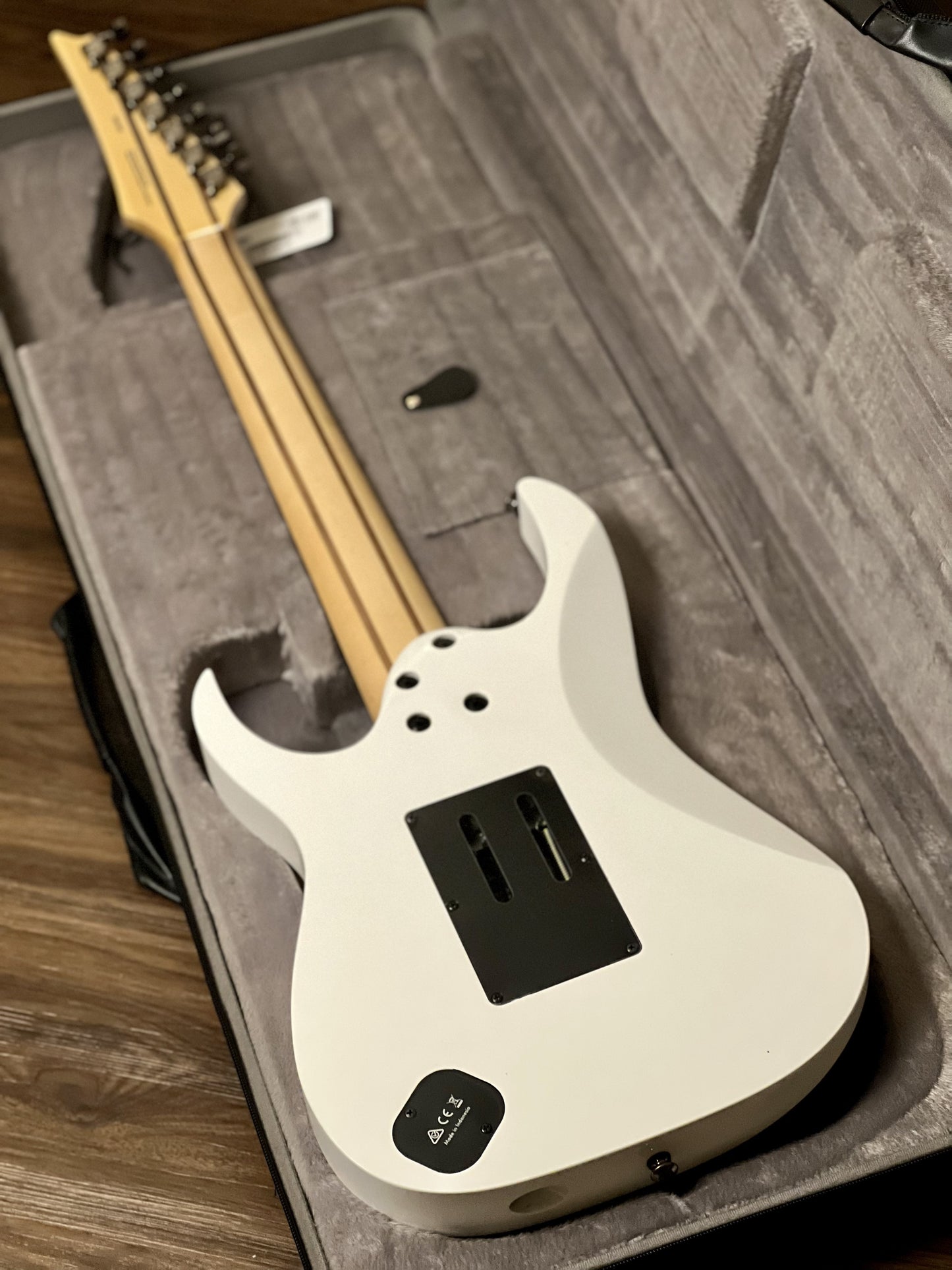 Ibanez UV71P-WH Steve Vai Signature w/ Case in White