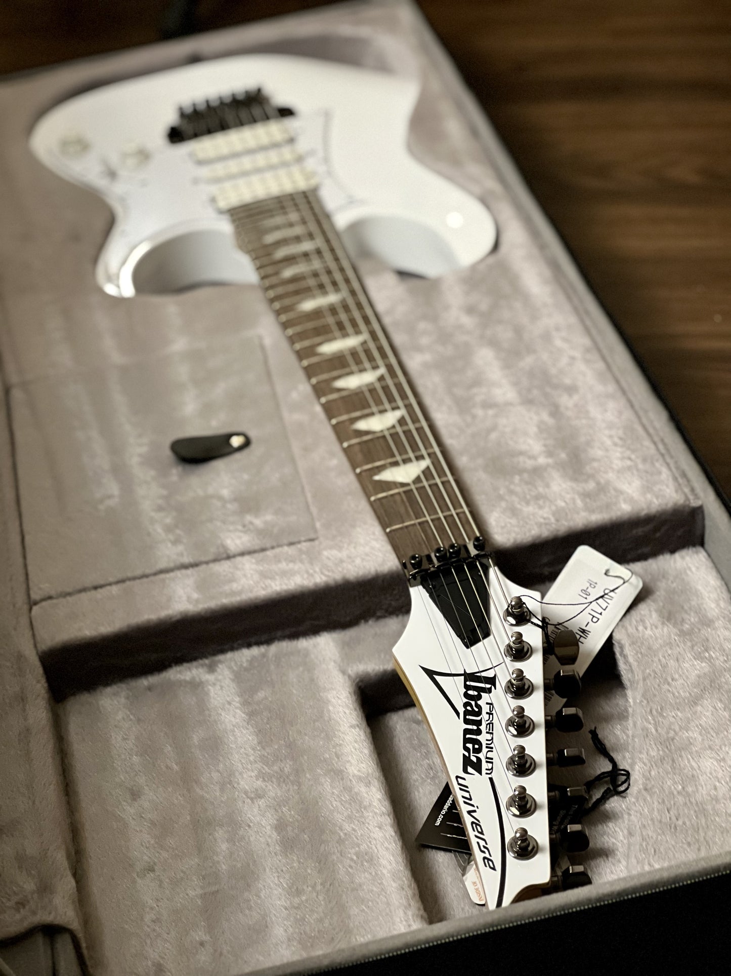 Ibanez UV71P-WH Steve Vai Signature w/ Case in White