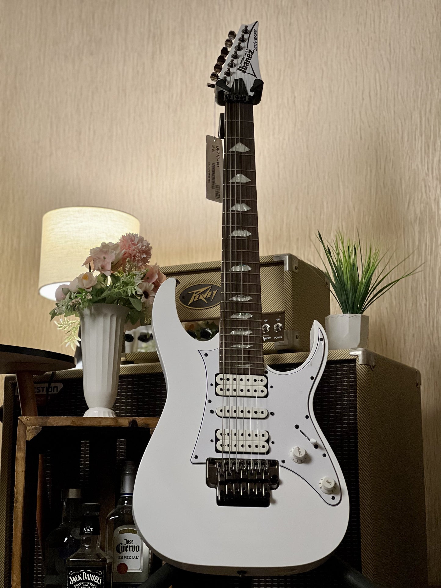 Ibanez UV71P-WH Steve Vai Signature w/ Case in White