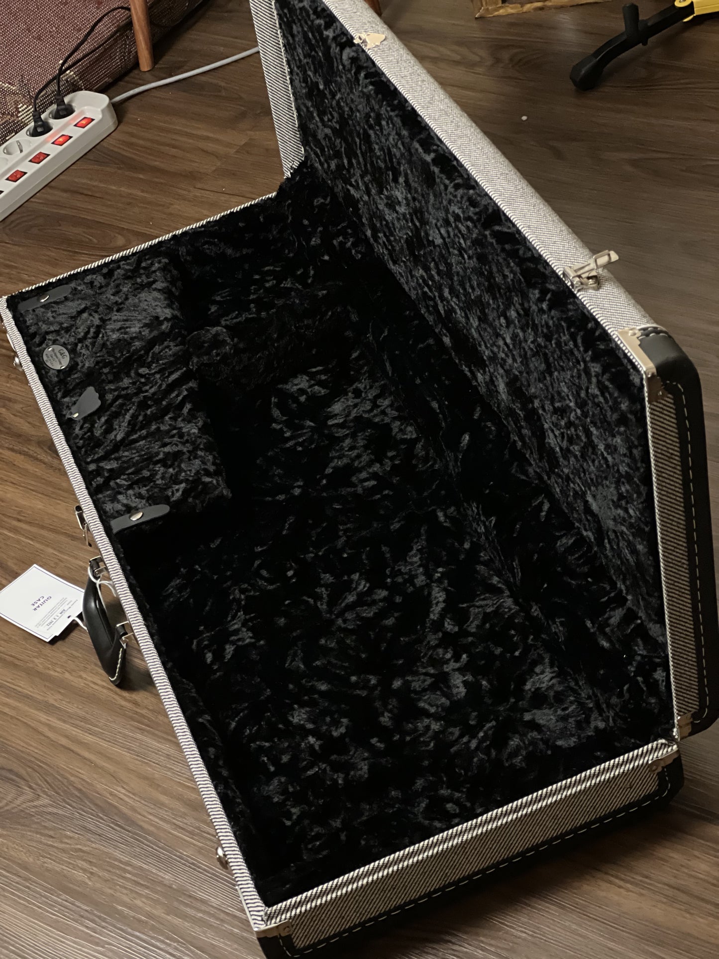 Fender Deluxe Strat/Tele Guitar Case in Black Tweed