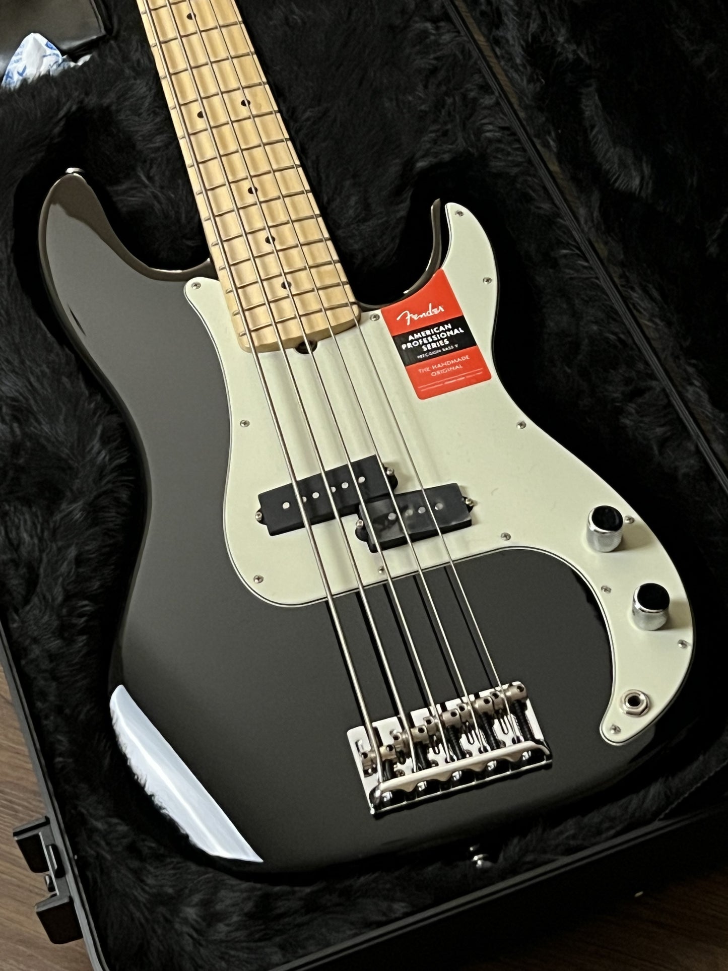 Fender American Professional 5-String Precision Bass พร้อม Maple FB สีดำ
