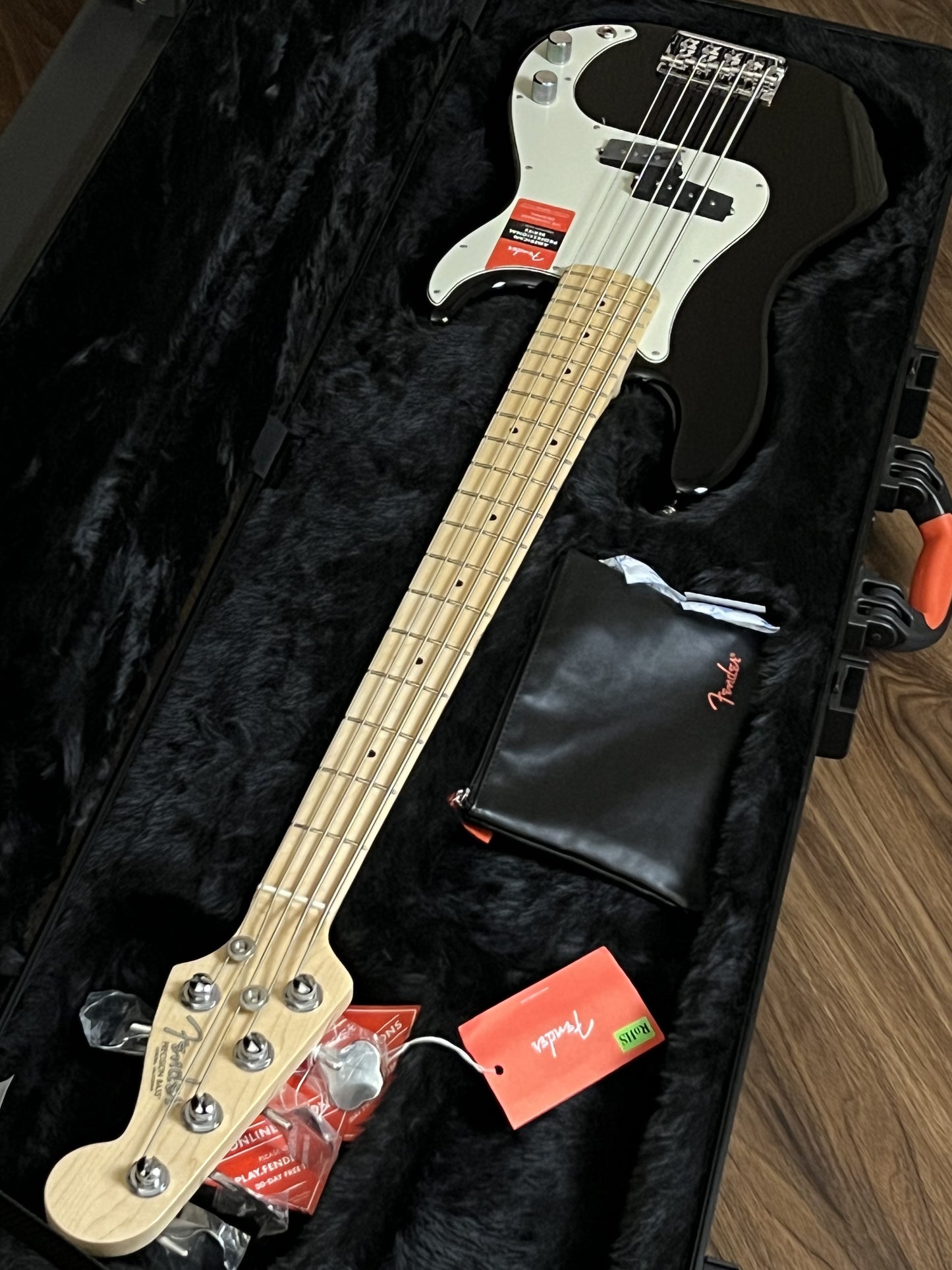 Fender American Professional 5-String Precision Bass พร้อม Maple FB สีดำ