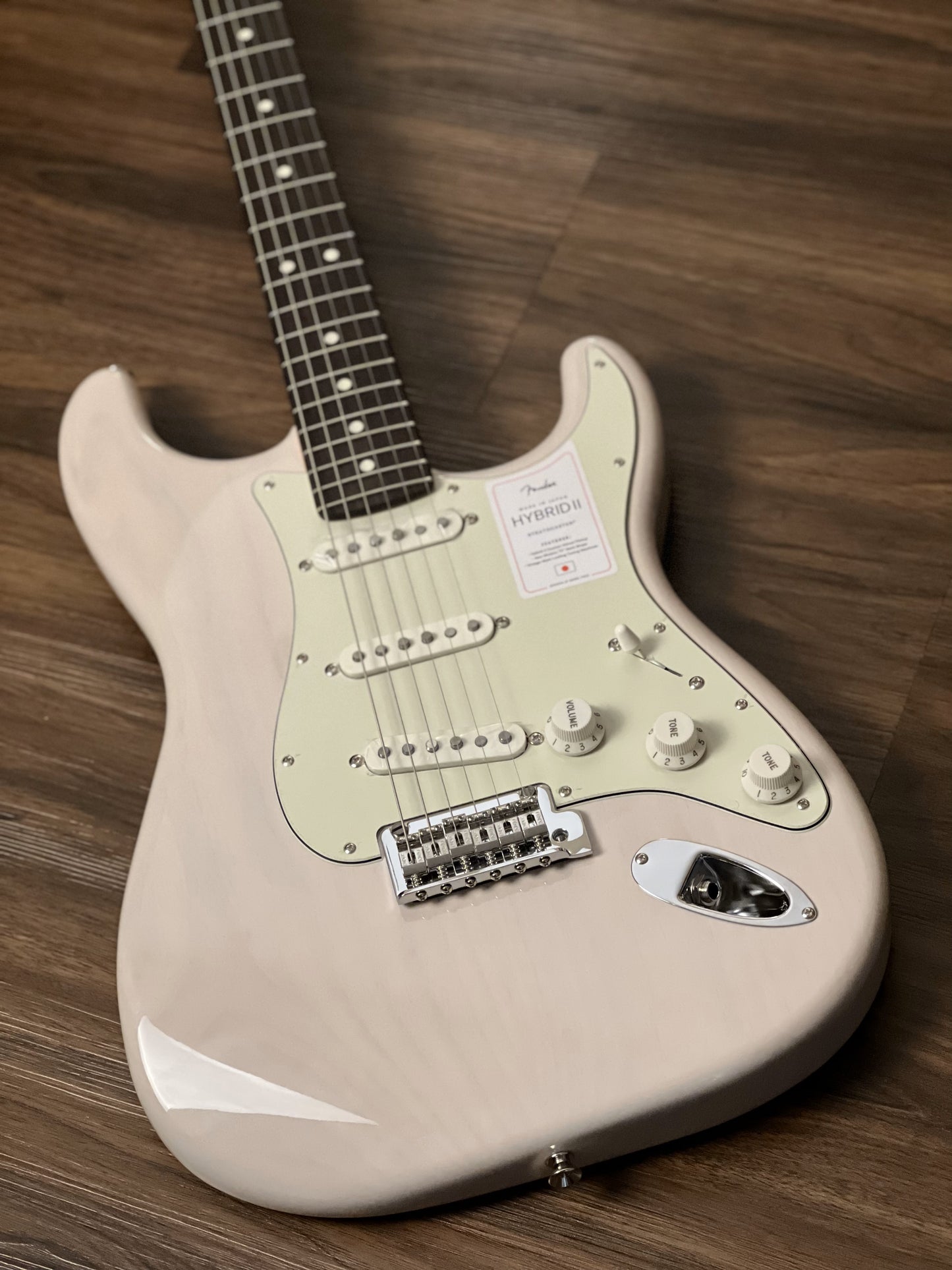 Fender Japan Hybrid II Stratocaster พร้อม RW FB สี US Blonde