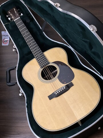 Martin 00028 Standard Series Acoustic Electric Guitar with Preamp (Incl. Case)