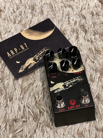 Walrus Audio ARP 87 มัลติฟังก์ชันดีเลย์ในซีรีย์ Obsidian