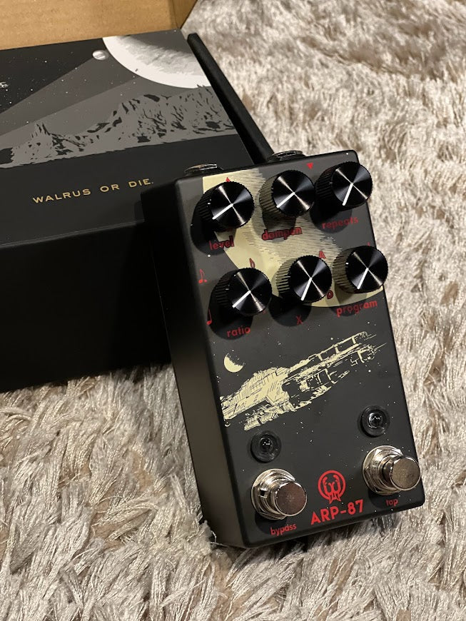 Walrus Audio ARP 87 มัลติฟังก์ชันดีเลย์ในซีรีย์ Obsidian