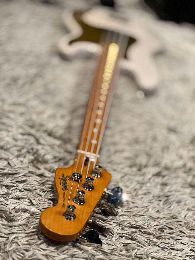 Squier FSR Classic Vibe Late 50s Precision Bass Guitar พร้อม Maple FB ใน White Blonde