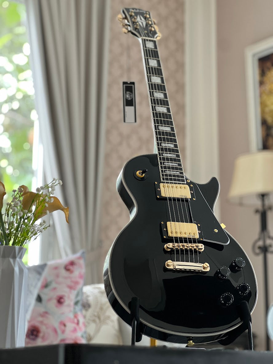 Soloking SLC60 in Black Beauty with Gold Hardware