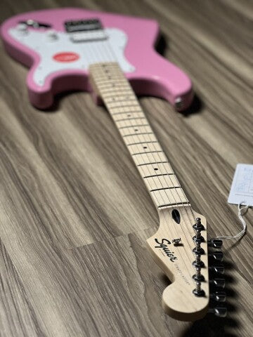 Squier Sonic Stratocaster HT H พร้อมปิ๊กการ์ดสีขาวพร้อม Maple FB สี Flash Pink