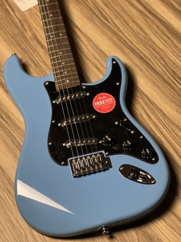 Squier Sonic Stratocaster พร้อมปิ๊กการ์ดสีดำพร้อม Laurel FB สี California Blue