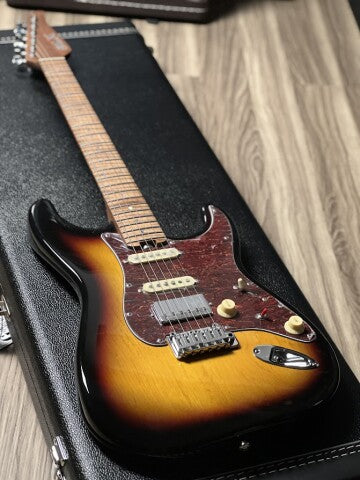 SLX Hawk Classic 22 HSS ใน 3-Tone Sunburst พร้อม Roasted Maple FB 