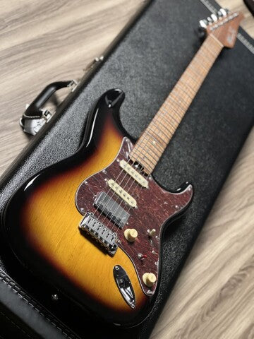 SLX Hawk Classic 22 HSS ใน 3-Tone Sunburst พร้อม Roasted Maple FB 