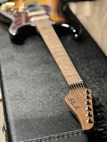 SLX Hawk Classic 22 HSS ใน 3-Tone Sunburst พร้อม Roasted Maple FB 