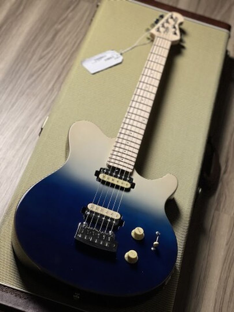 Sterling โดย Music Man AX3QM Axis Quilted Maple ใน Spectrum Blue