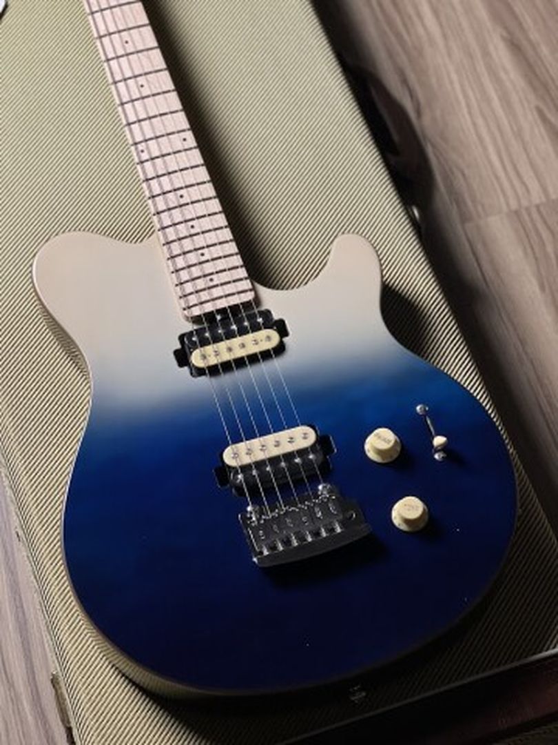 Sterling โดย Music Man AX3QM Axis Quilted Maple ใน Spectrum Blue